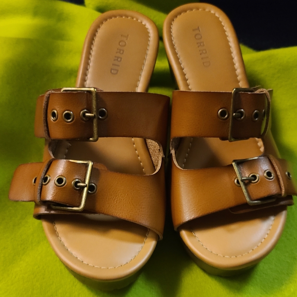 SZ 7 WW TORRID TAN PLATFORM SANDLES